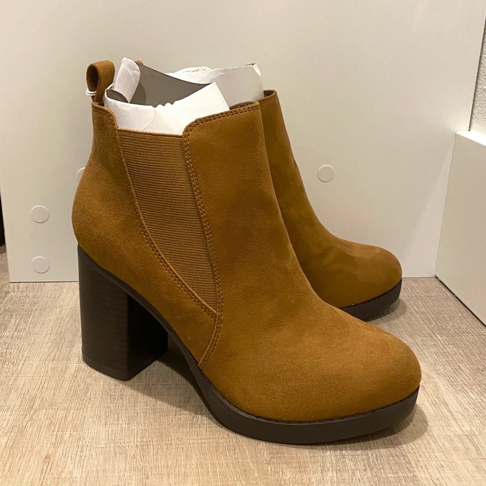 NWT Size 7 Camel Booties